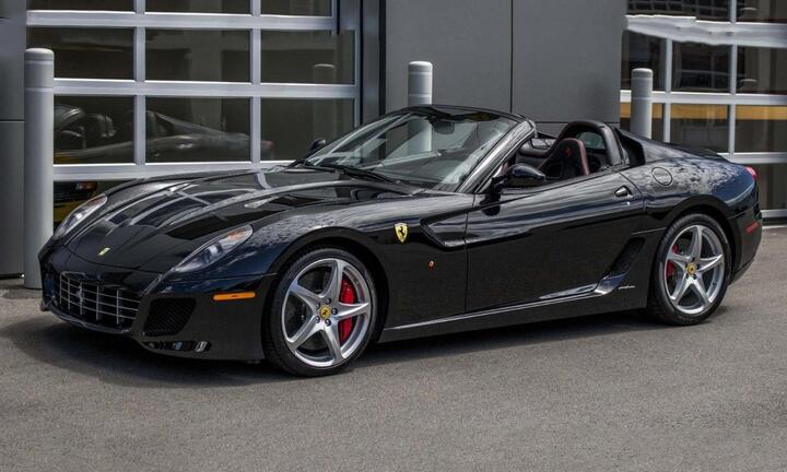 Ferrari 599 SA Aperta được bán với giá gần 1 triệu USD
