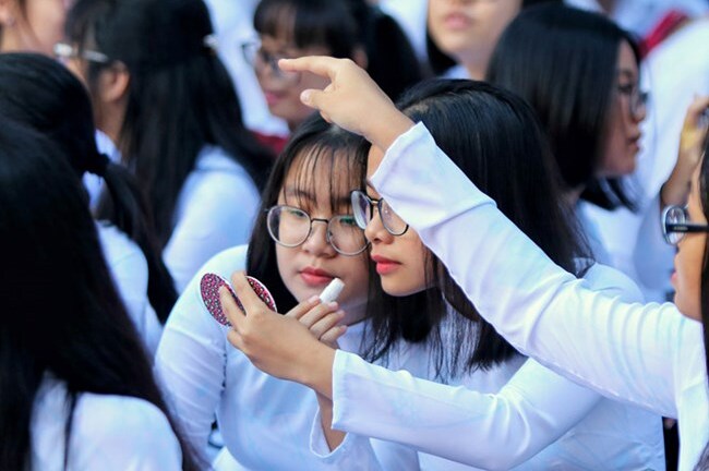 Học sinh trang điểm khi đến trường: Cấm hay không?