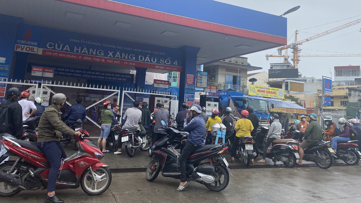 Người dân xếp hàng dài chờ đổ xăng ở TP.HCM