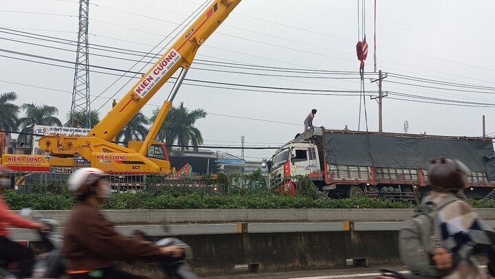 TP.HCM: Xe tải chở đầy gạo mất thắng, tông sập hàng rào chắn trên quốc lộ 1A