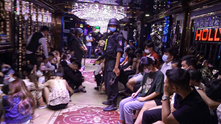 TP.HCM: 18 người dương tính với ma tuý ở quán Karaoke Hollywood