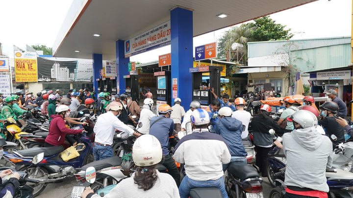 Người dân đợi cả tiếng đồng hồ chờ mua xăng ở TP.HCM