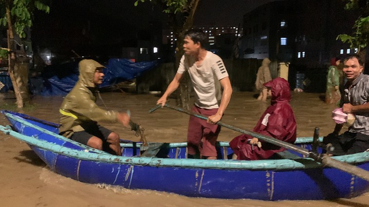 Người dân Quy Nhơn chèo thuyền giữa phố