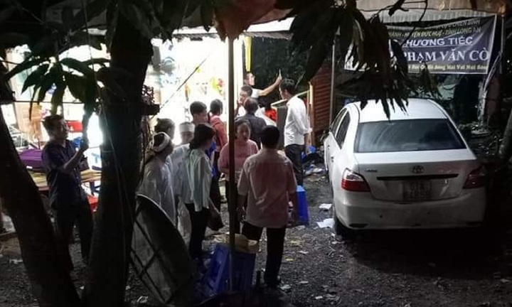 Long An: Ô tô lao vào đám tang, nhiều người bị thương