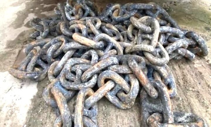 Hai anh em cắt trộm phao, xích neo tàu chống bão của ngư dân