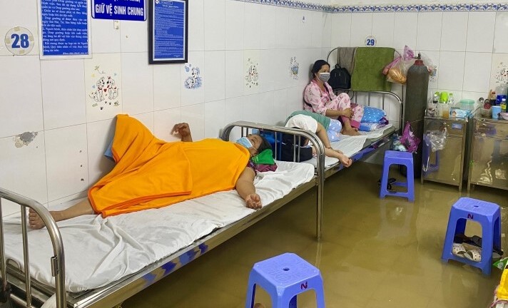 Triều cường cao kỷ lục, bệnh viện ở Cần Thơ lênh láng nước 