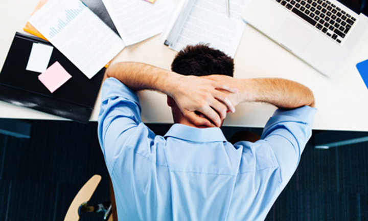 Cầm bút, đeo kính rồi vẫn loanh quanh đi tìm, cẩn thận sa sút trí tuệ