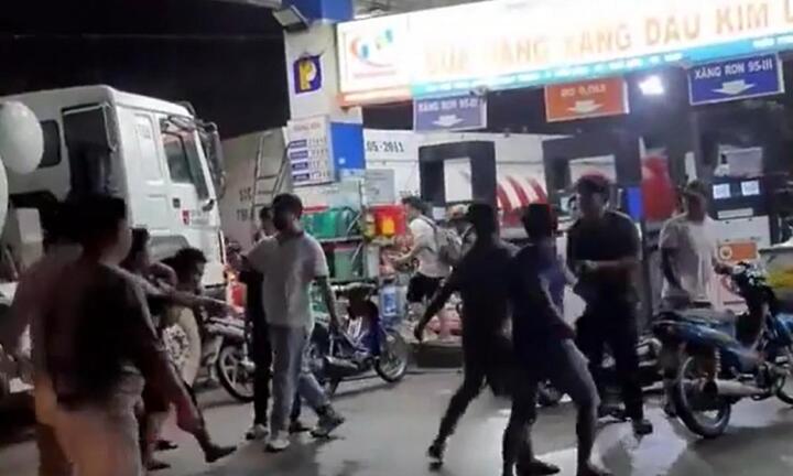 Không được mua đầy can 5 lít, khách ẩu đả với nhân viên cây xăng ở TP.HCM