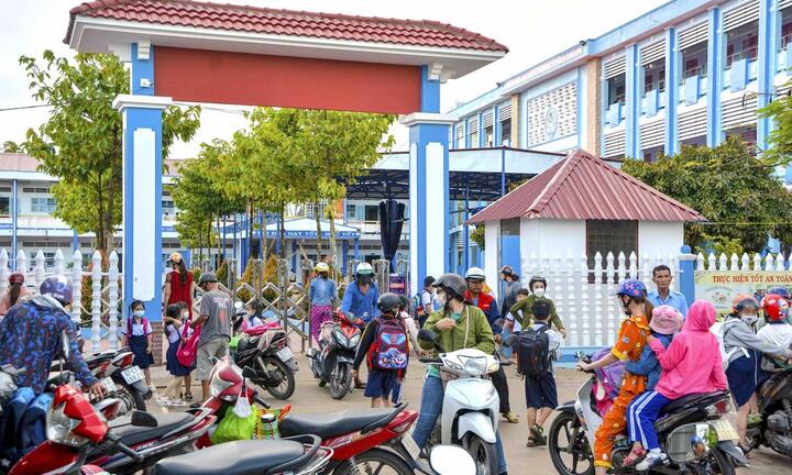 Yêu cầu một trường ở Cà Mau trả lại phụ huynh 282 triệu đồng