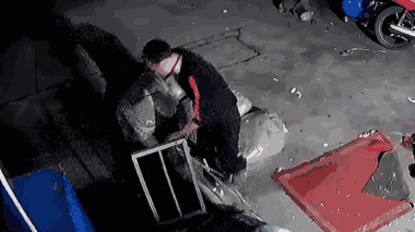 Video: Tai nghe phát nổ trên cổ người đàn ông ở Trung Quốc