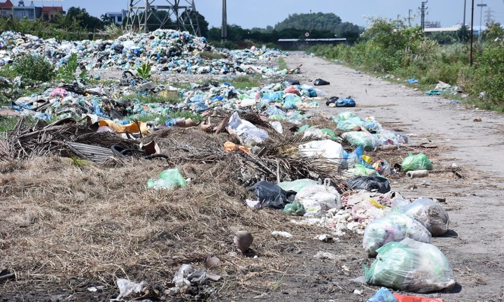 Vì sao rác đổ tràn lan ở khu tập kết nhưng địa phương chưa xử lý dứt điểm?