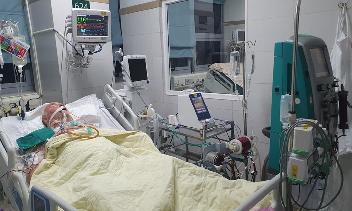 Truyền gần 20 lít máu cứu sống bệnh nhân người Bỉ bị sốt rét ác tính 