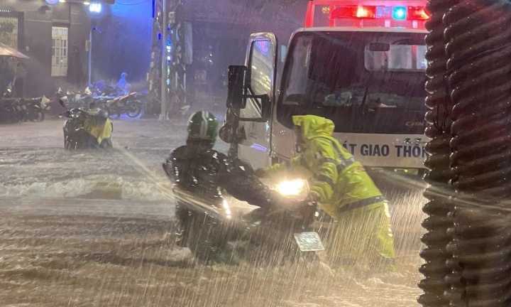 Căng dây giải cứu người dân Đà Nẵng giữa biển lũ