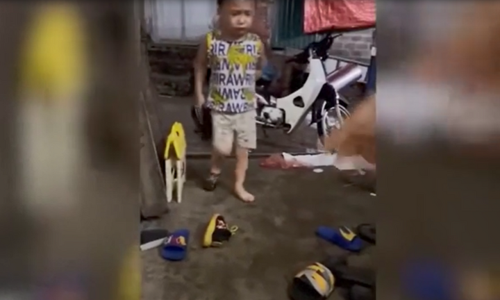 Cầm dép trên tay, bé trai vẫn gào khóc đi tìm