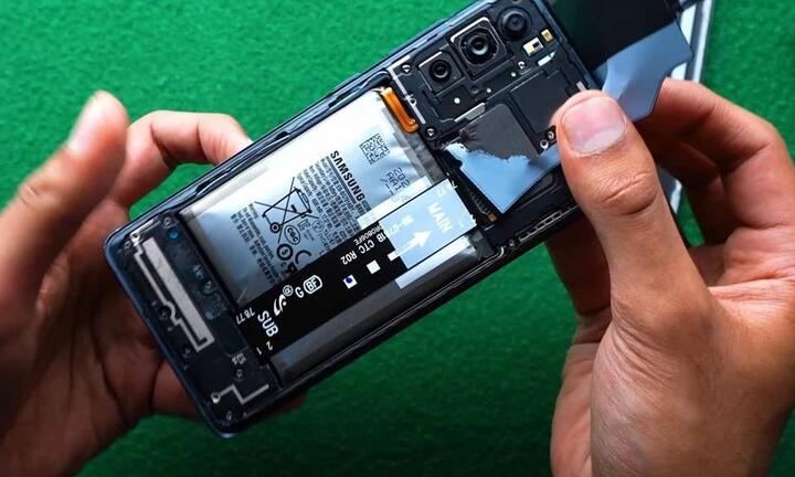 Một số điện thoại Samsung đời cũ bị phồng pin, bung nắp lưng