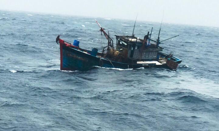 Hai tàu cá cùng 8 ngư dân Khánh Hòa bị chìm trên biển
