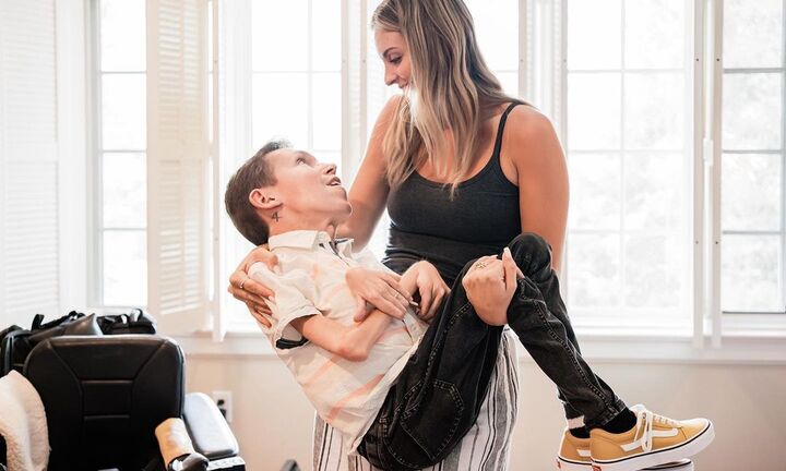 Cô gái yêu và dọn về sống chung với chàng khuyết tật sau 2 tuần quen trên mạng