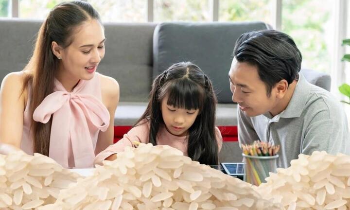 Giúp con đếm 10.000 hạt gạo để làm bài tập, phụ huynh bị dân mạng 'ném đá'