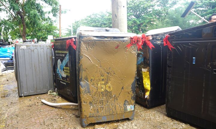 Sau mưa lũ lịch sử, người Đà Nẵng rớt nước mắt nhìn tài sản chìm trong bùn đất 