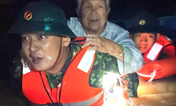 Đà Nẵng ngập lịch sử: Nước dâng thần tốc, dân mắc kẹt tại nhà, kêu cứu khắp nơi