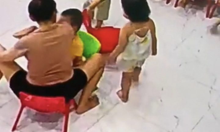 Cô giáo hất cùi chỏ vào mặt bé trai bị phạt 15 triệu