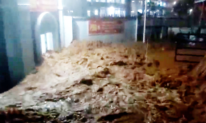 Nước như thác đổ trong khu dân cư ở Đà Nẵng, người dân tất tưởi trốn lũ