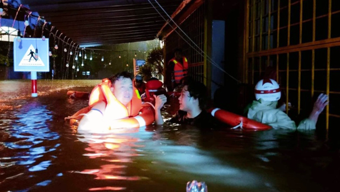 Đêm chạy lụt kinh hoàng, lo bị lũ cuốn trôi của người Đà Nẵng