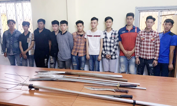 Mang bom xăng, mã tấu gây náo loạn con hẻm ở TP.HCM