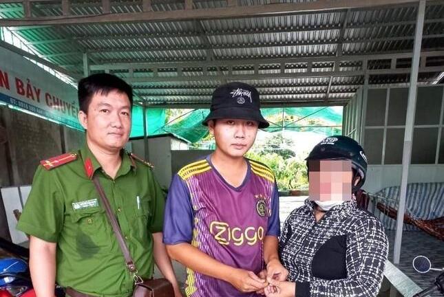 Nhân viên cây xăng Cà Mau trả lại nhẫn vàng cho khách đánh rơi