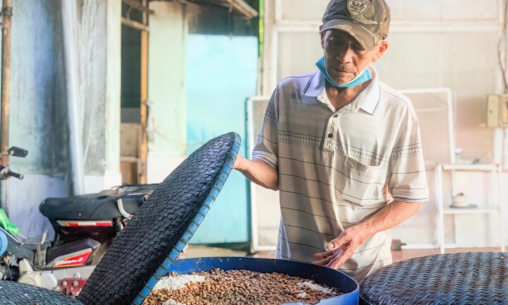 Kiếm 35-40 triệu đồng mỗi tháng với công thức làm tương đen đặc sản phố núi