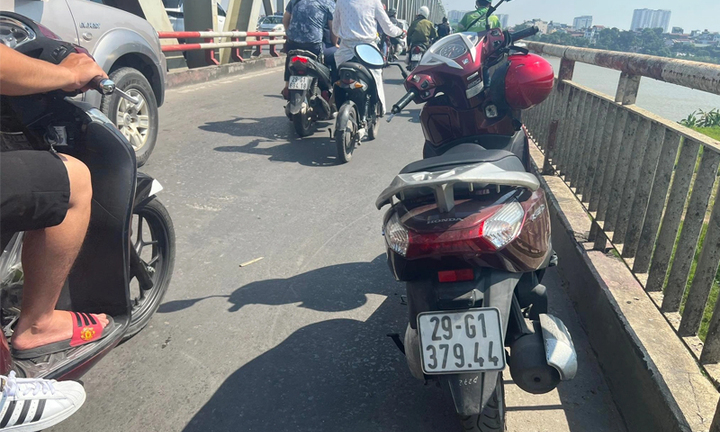 Hà Nội: Người phụ nữ bỏ lại xe máy, nhảy cầu Chương Dương