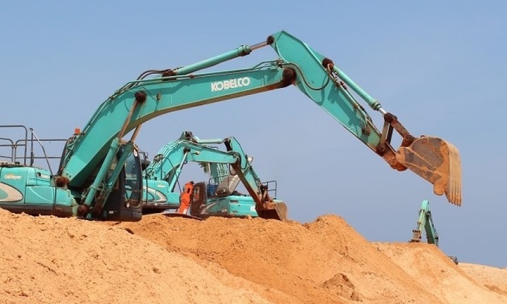 Tìm kiếm nạn nhân trong núi cát khổng lồ sau vụ sạt lở ở Bình Thuận