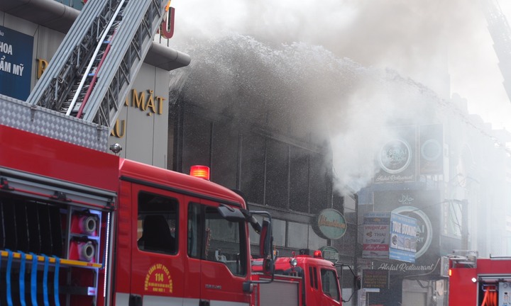 TP.HCM: Cháy lớn ở một quán bar gần chợ Bến Thành