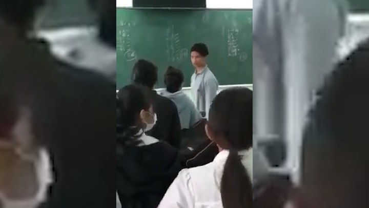 Nữ sinh đấu khẩu với thầy giáo trong lớp bị đình chỉ học một tuần