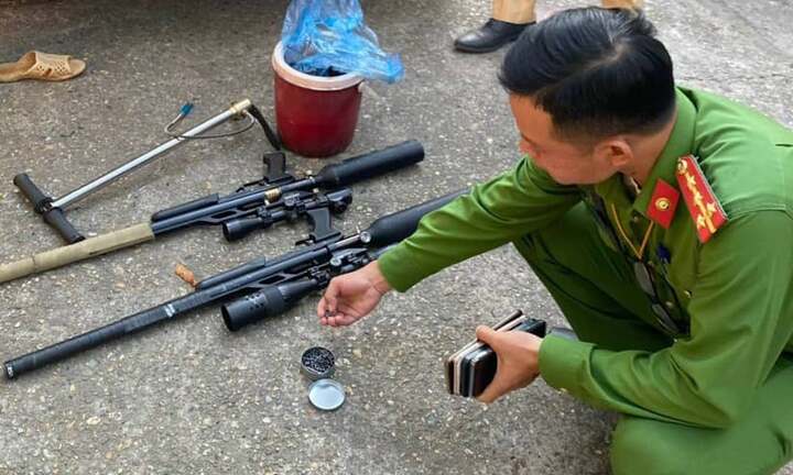 Kiểm tra nồng độ cồn, phát hiện 2 khẩu súng cùng hàng trăm viên đạn trên ô tô