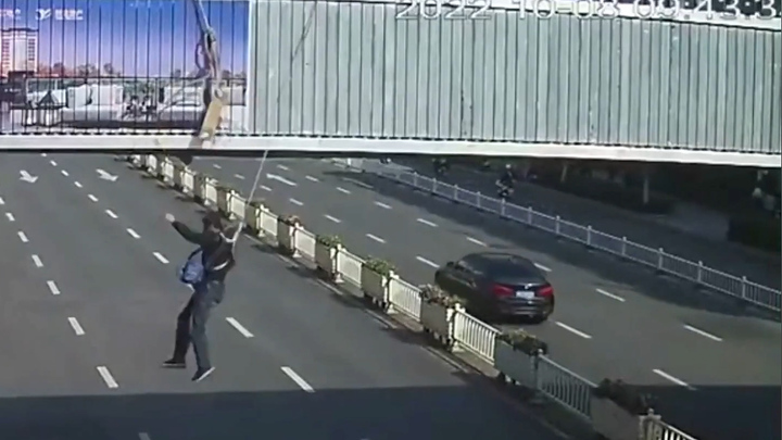 Bất cẩn té ngã, người thợ bị treo lơ lửng trên cầu vượt ở Trung Quốc