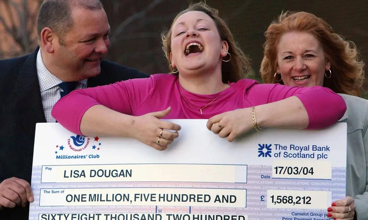 Trúng nửa triệu USD khi mua vé số trước giờ có kết quả 4 phút