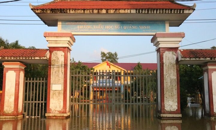 Hơn 200 ngôi trường ở Thừa Thiên - Huế vẫn ngập sau trận lụt lịch sử