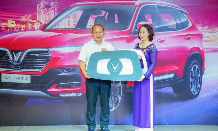 Dẫn dắt tuyển Việt Nam, HLV Park Hang Seo được tặng những xe gì?