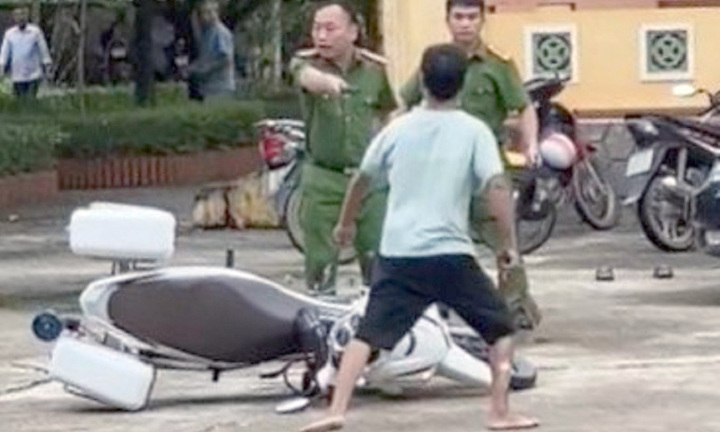 Xin bỏ qua lỗi vi phạm cho con không được, người đàn ông chém công an