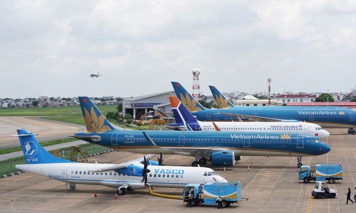 Cấm bay hai hành khách gây rối và hút thuốc lá trên máy bay