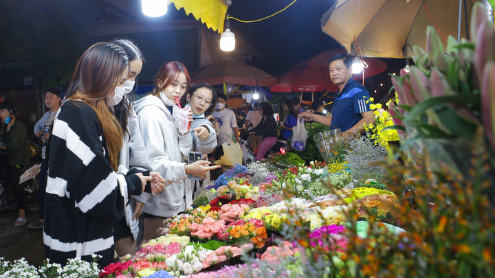 Chợ hoa lớn nhất Hà Nội tấp nập giữa đêm