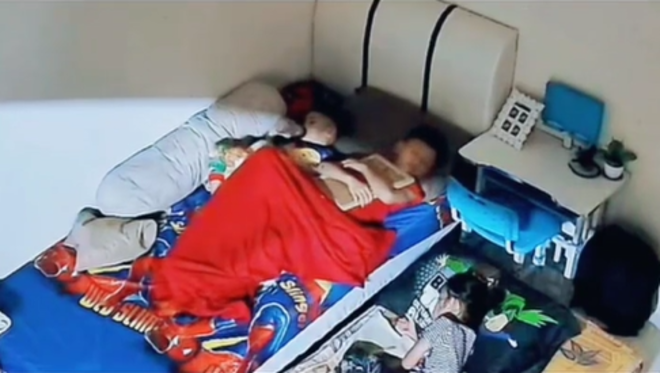 Kiểm tra camera, mẹ rơi nước mắt khi thấy con trai ôm bức ảnh của bố ngủ