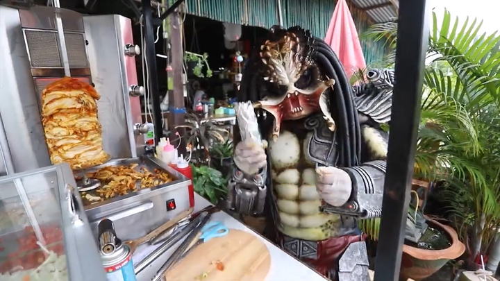 'Quái vật' bán bánh mì trên phố ở Thái Lan