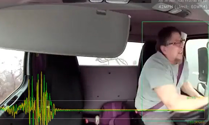 Mất kiểm soát khi chạy 100km/h, tài xế xe tải may mắn thoát chết