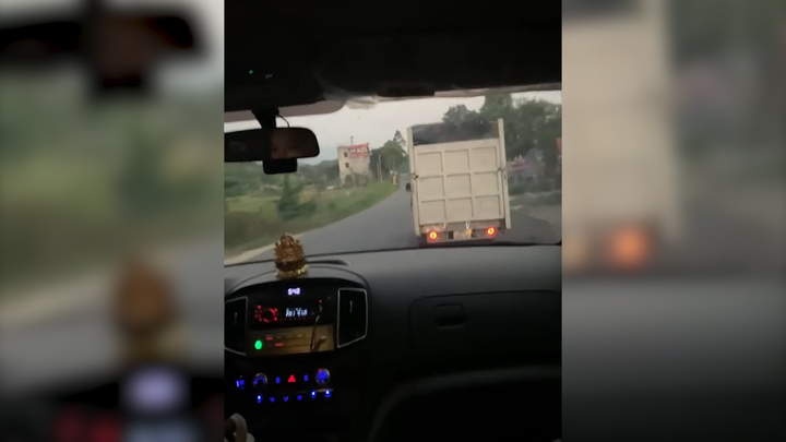 Xử phạt tài xế ô tô tải cản đường xe chở bệnh nhân nguy kịch