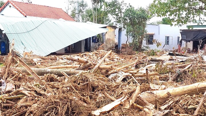 ‘Rốn lũ’ Hòa Vang ngổn ngang sau mưa ngập lịch sử ở Đà Nẵng