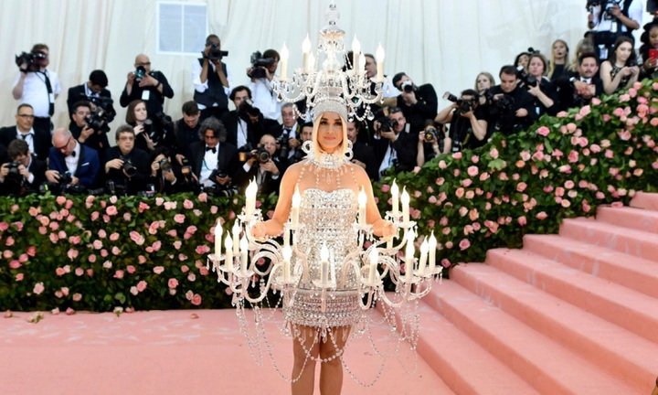 Những bộ trang phục kỳ quái gây sốc trên thảm đỏ Hollywood