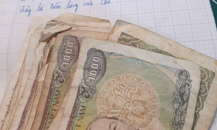 Cậu bé gom hết tiền lẻ ‘bồi thường’ cho mẹ nhân ngày 20/10 kèm thư tay xúc động