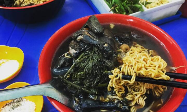 Trời se lạnh, thưởng thức tô mì gà tần thơm nức mũi là ấm ngay, khỏi sợ cô đơn